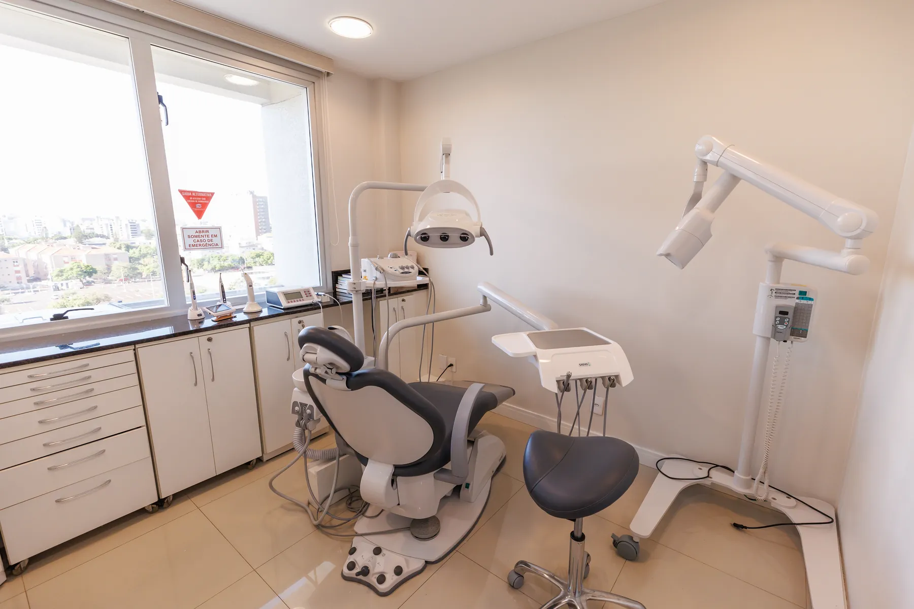 Consultório ZADA Odontologia — cadeira odontológica e vista da cidade